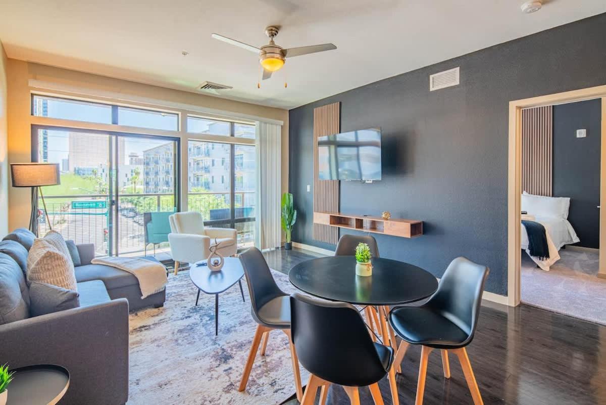Unique 1bd - Dt Phx - Parking, Gym, Pool - Sleeps 6 Apartment *